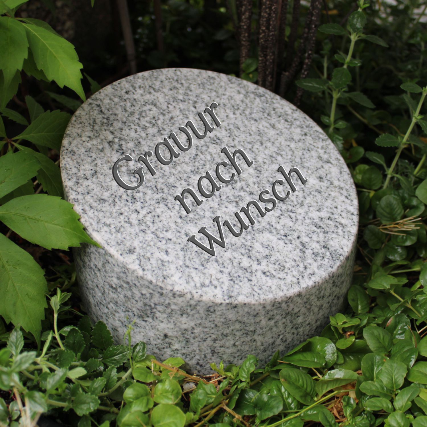 Pultstein / Kissenstein, Granit weiß-grau, 20cm, rund, mit Gravur 